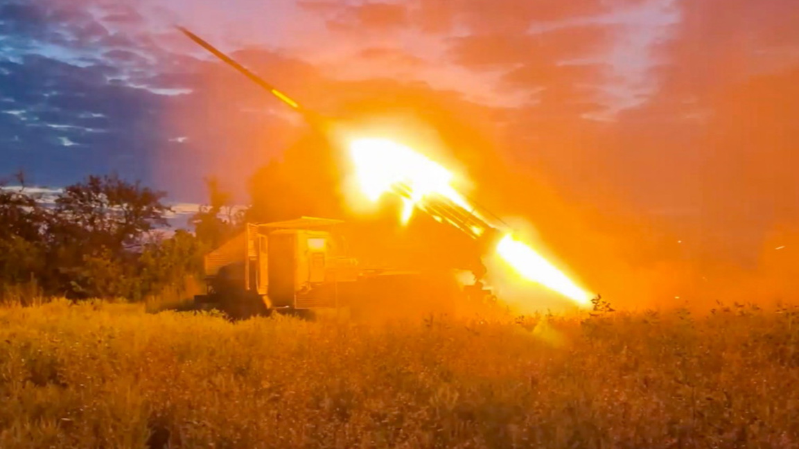 Руска самоходна 122-милиметрова ракетна установка БМ-21 `Град` стреля в близост до бойната линия край Соледар, Донецка област, Украйна, 13 август 2024 г.