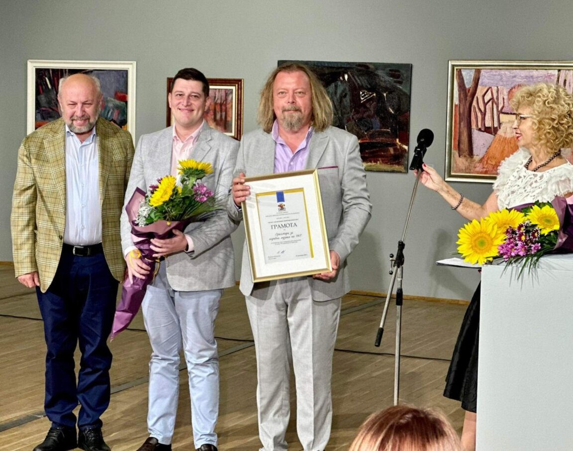 Проф. Георги Петков, член на журито, генералният директор на БНР Милен Митев и диригентът на Оркестъра за народна музика Димитър Христов.