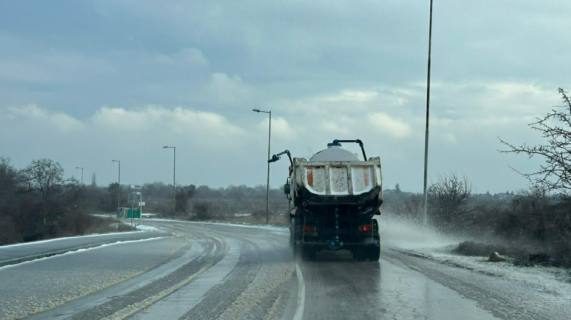 Над 10 машини обработват рисковите участъци по пътищата във Варна