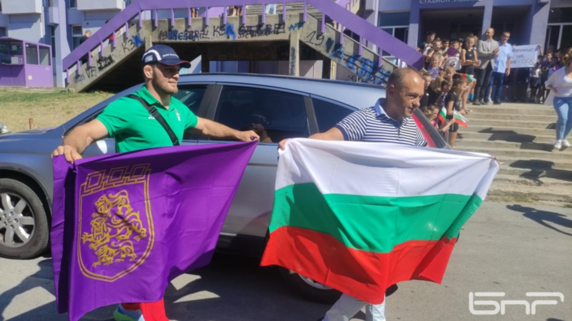 Μαγκομέντ Ραμαζάνοφ και Μιροσλάβ Κόλεβ (δεξιά) με τις σημαίες του Βελίκο Τάρνοβο και της Βουλγαρίας