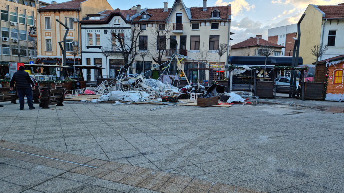 Щети от ураганния вятър във Враца