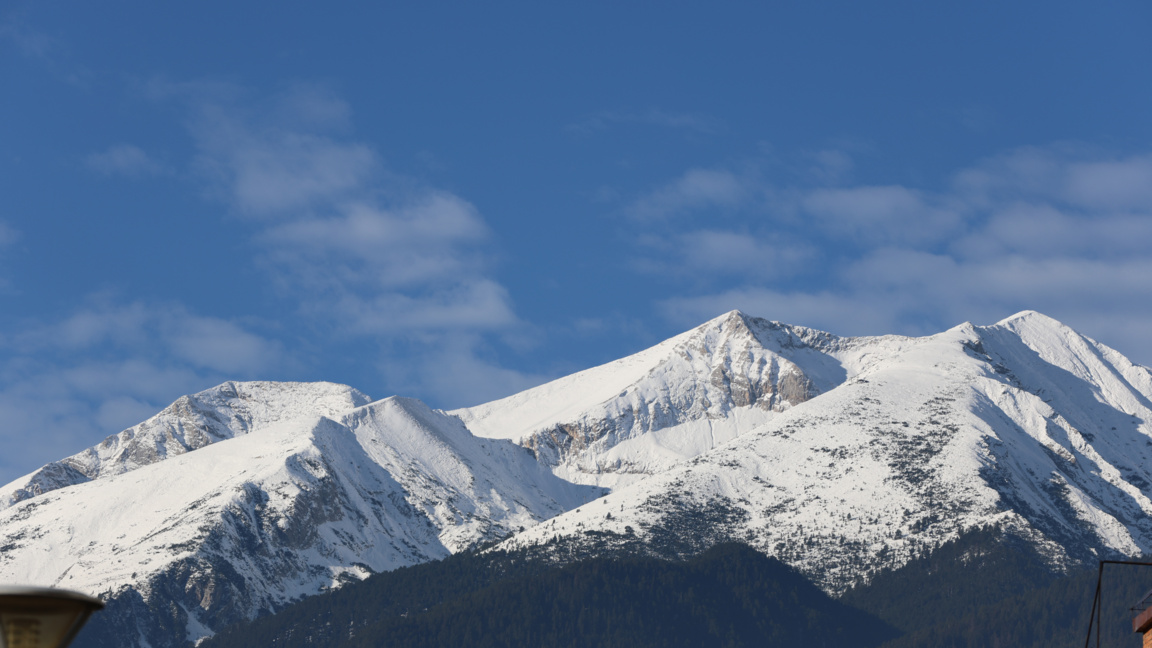 Висока степен на лавинна опасност и рисково време в планините