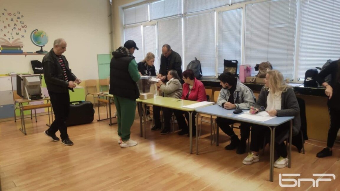 Нарушение: Председател на секция във Велико Търново разпечата урната пред очите на колегите си