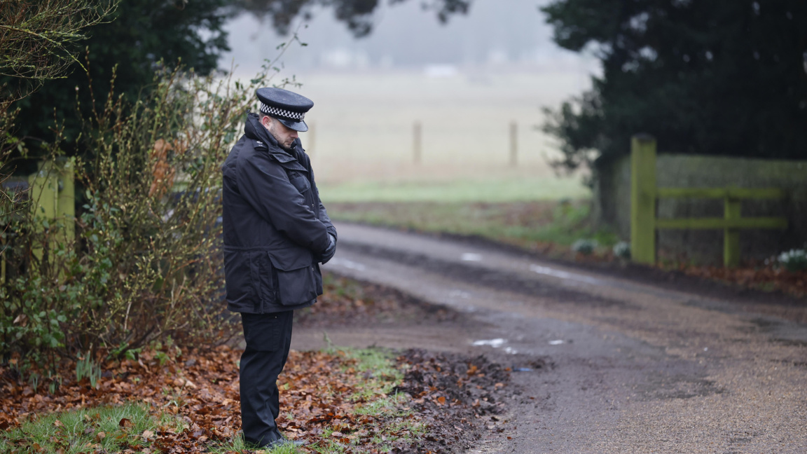 Полицейски служител пред Ууд Фарм, където Андрю Маунтбатън-Уиндзор (бивш принц Андрю, херцог на Йорк) е арестуван в Сандрингам, Норфолк, Великобритания, на 19 февруари 2026 г.