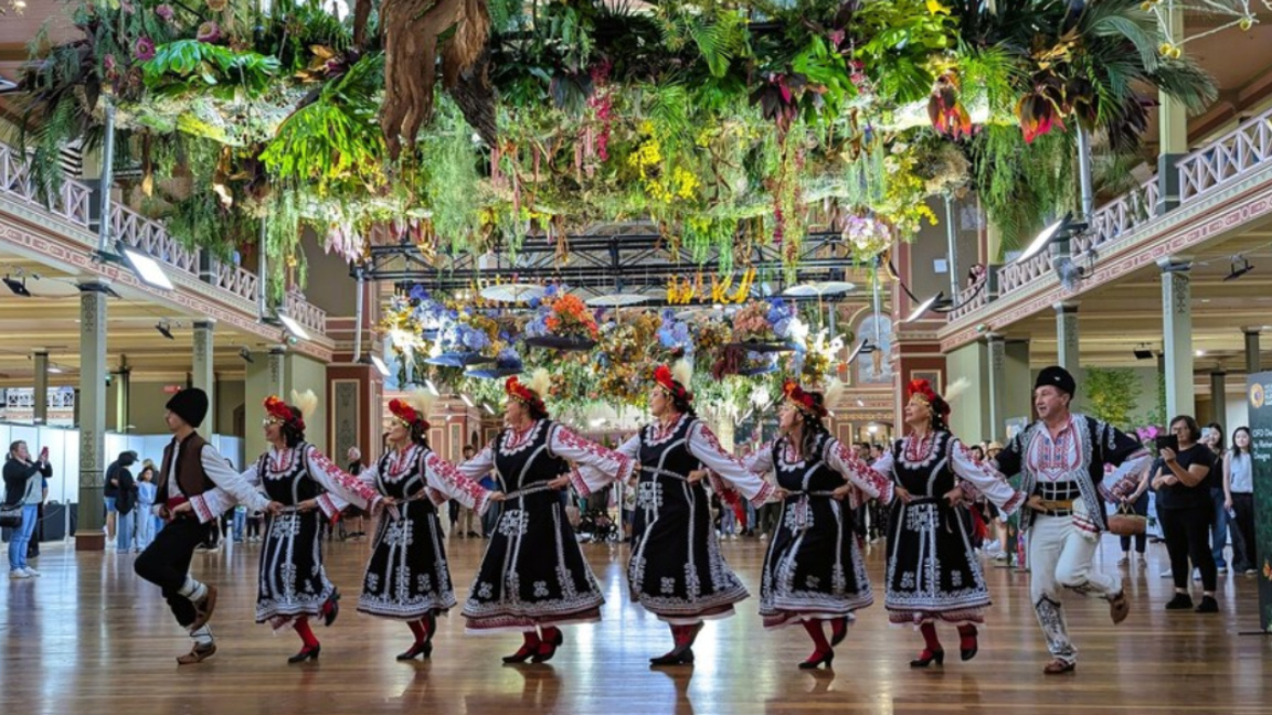 Фолклорна група "Българи" представя култ...