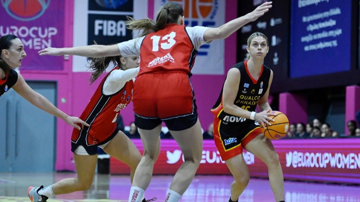 Борислава Христова (с топката) изнесе добър мач.