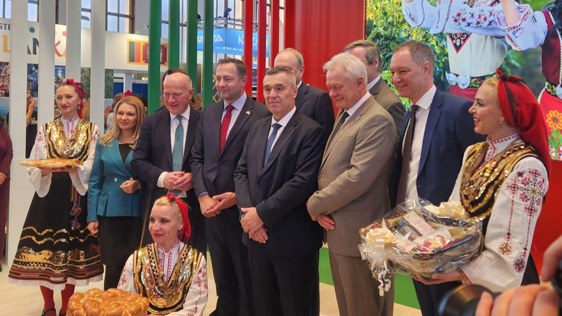 Bulgarian Agriculture Minister Georgi Tahov (centre) with Bulgarian producers at Green Week in Berlin.