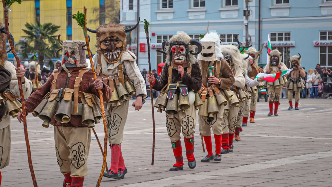 Les participants au carnaval „Djamala“ déferlent dans les rues de Kustendil