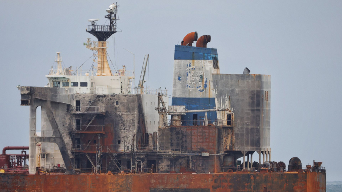 Опитват да възстановят електрозахранването на танкера "Кайрос" край Ахтопол