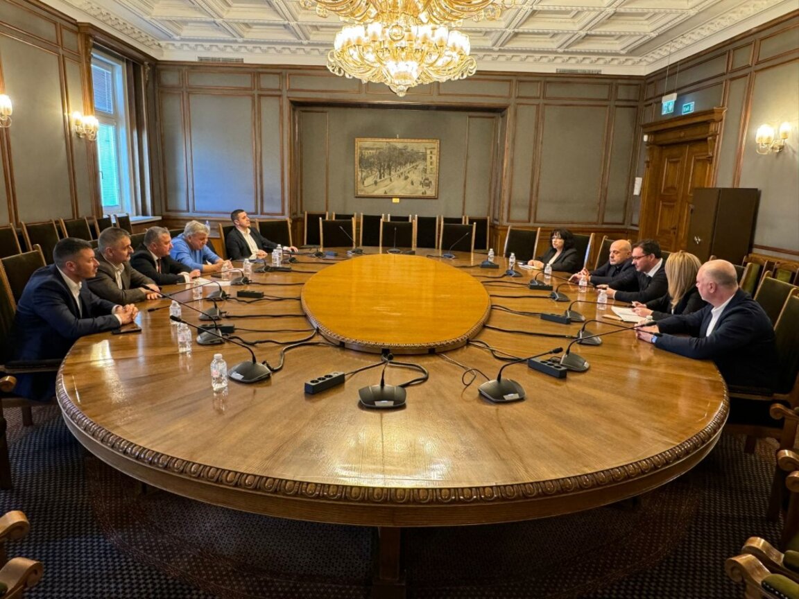 Момент от преговорите между ГЕРБ-СДС и БСП-ОЛ