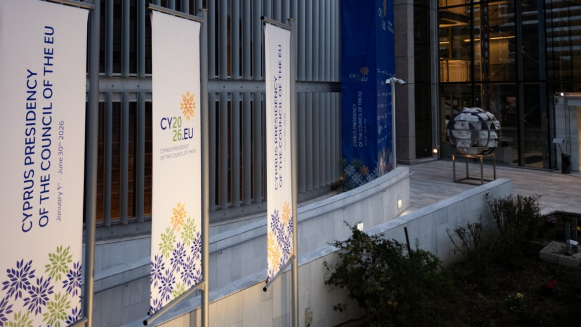 Многопластовият едночасов спектакъл, който се развива в три действия, е озаглавен "Памет – Настояще – След".