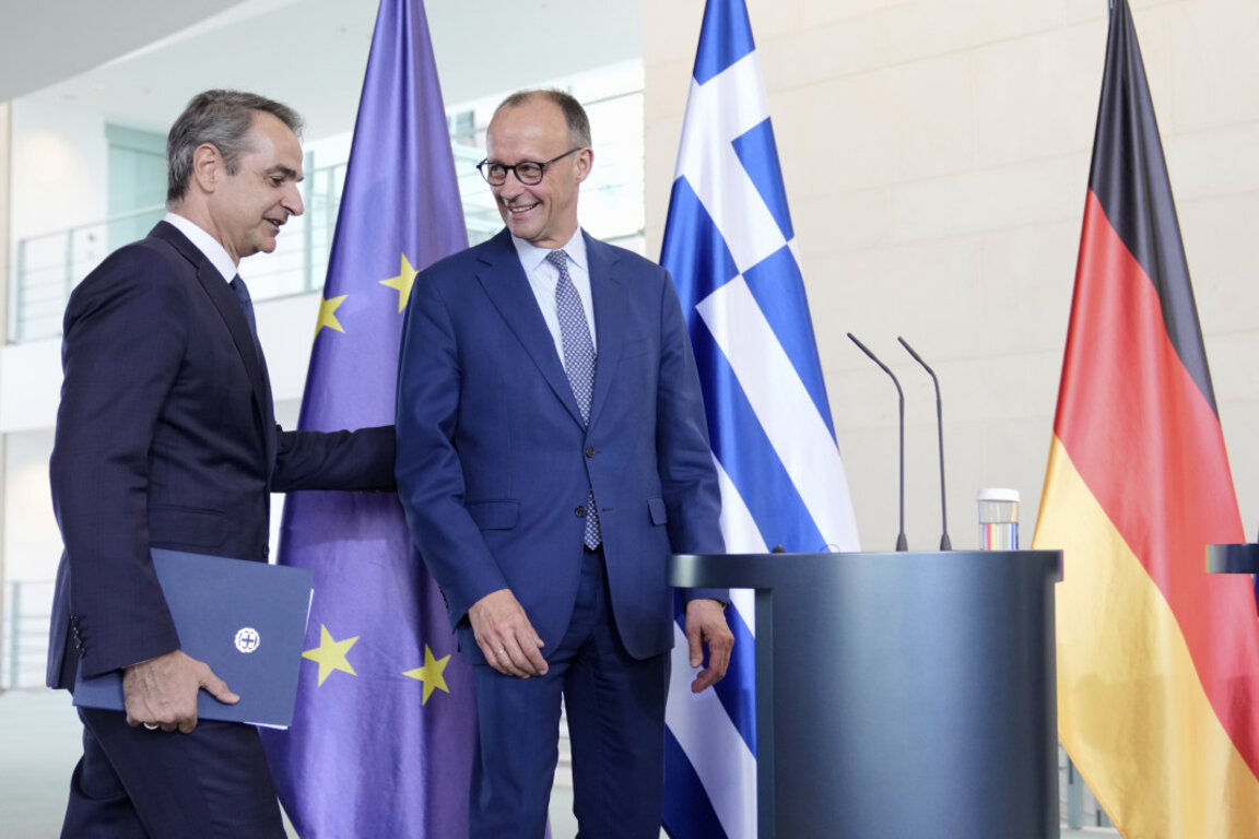 Гръцкият премиер Кириакос Мицотакис и германският канцлер Фридрих Мерц по време на съвместната си пресконференция в Берлин, 13 май 2025г.