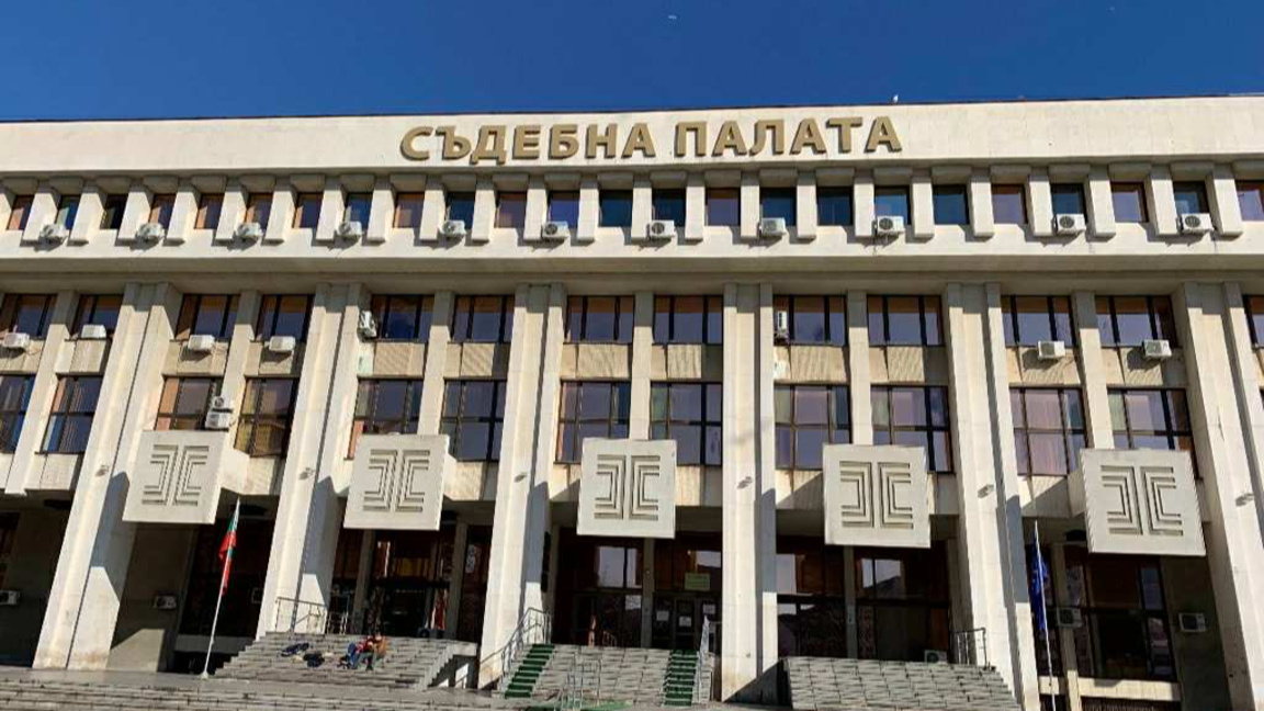 Водачът убил 18-годишна пешеходка на тро...