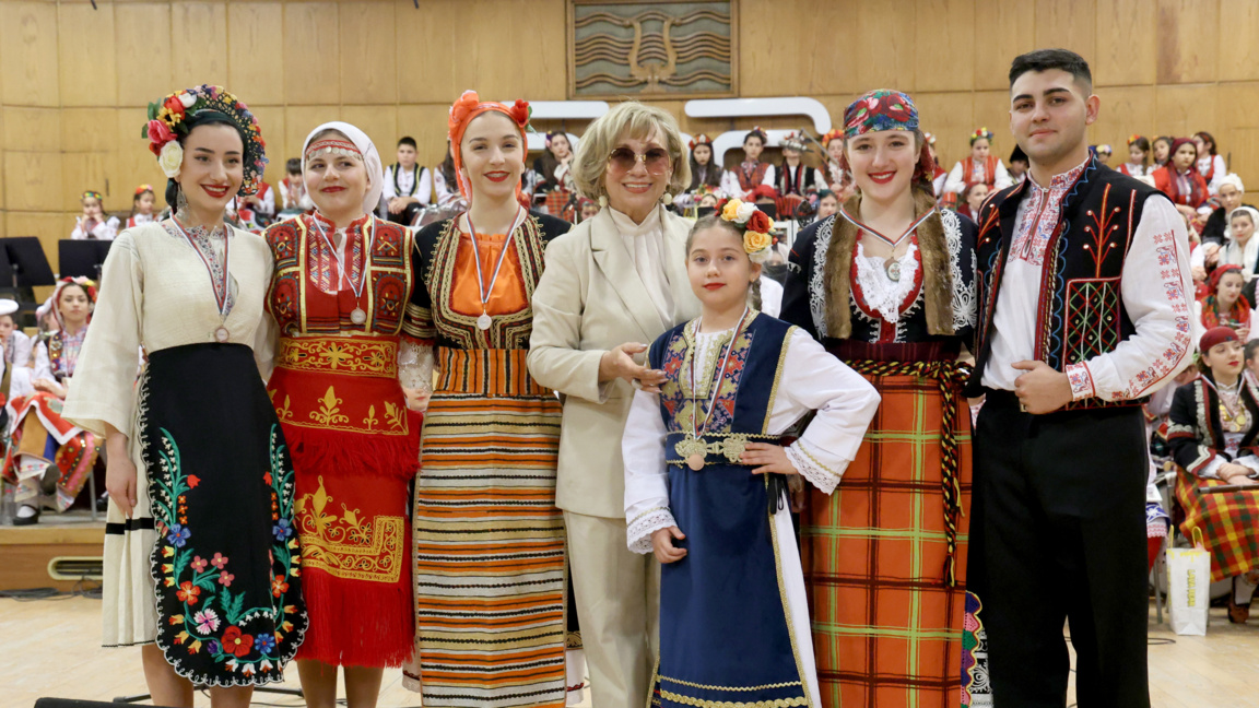 Наградените изпълнители  заедно с маестра Ваня Монева