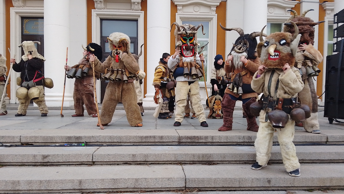 Ученици от община Перник и от Брезник ще се включат в младежката "Сурвакариада"