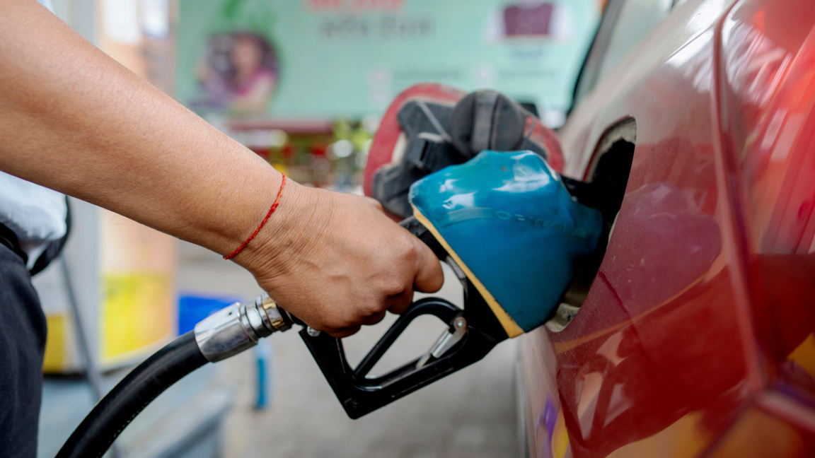 Петролът поевтинява