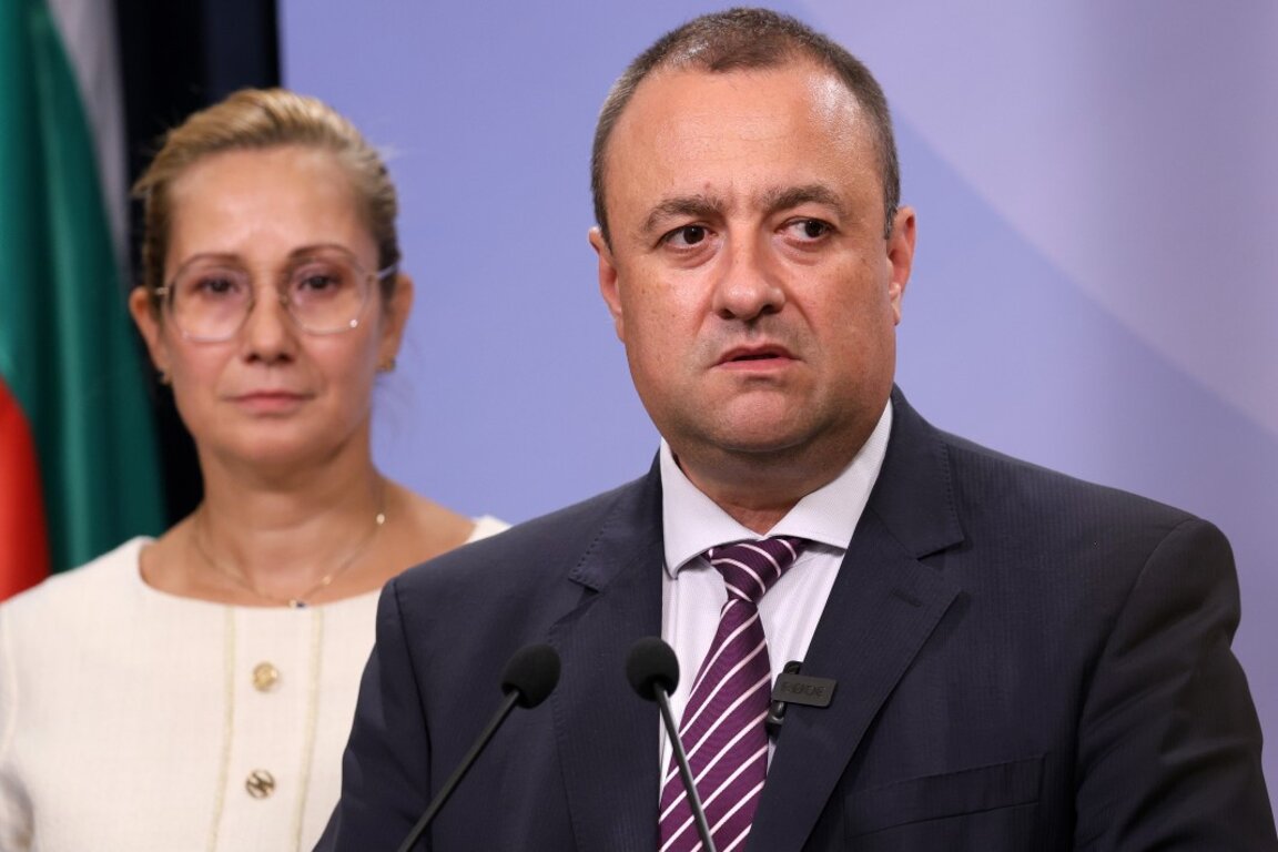 Представители на ПГ на "БСП за България" дават изявление след среща във връзка с предложената от ПП-ДБ "декларация за излизане на България от политическата криза".