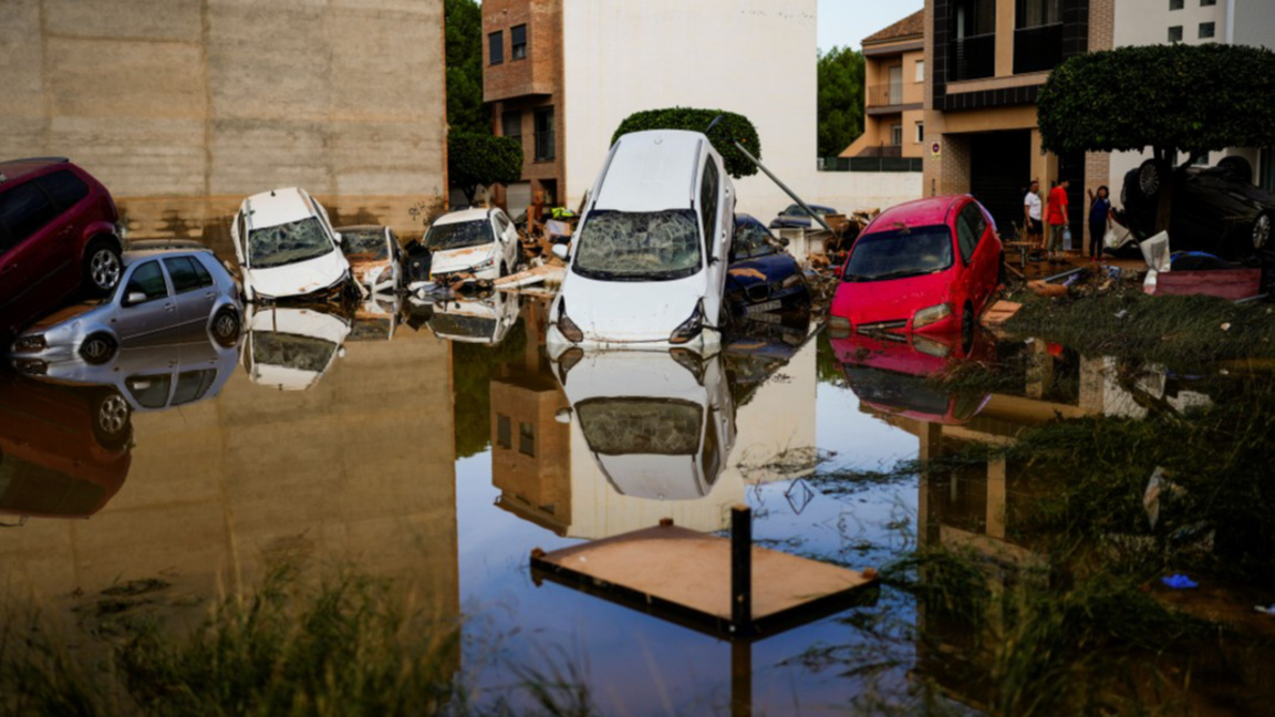 Отнесени от наводненията автомобили във Валенсия, 31 октомври 2024 г.