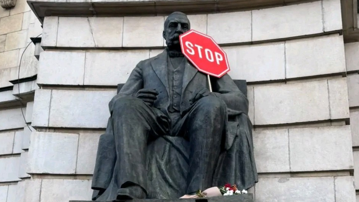 Знаци "Стоп" в ръцете на статуите на братята Христо и Евлоги Георгиеви на официалния вход на Софийския университет