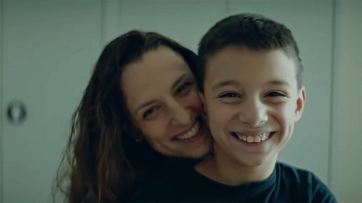 Ο Γκράφα και ο Ρόμπι παρουσιάζουν βίντεο με σκοπό, βασισμένο σε αληθινή ιστορία