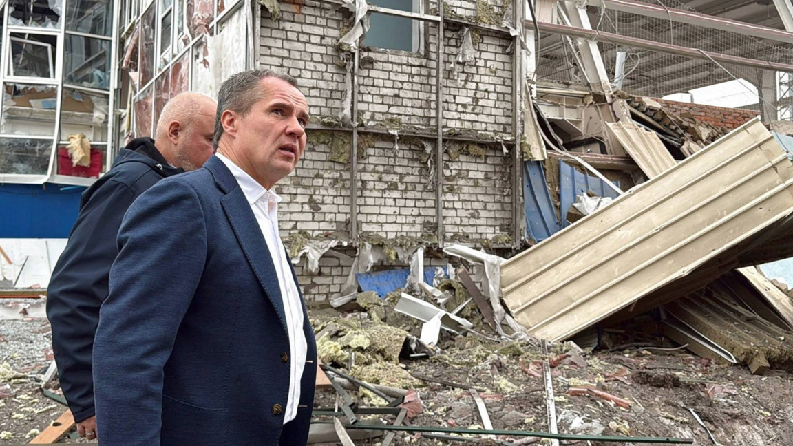 убернаторът на руската Белгородска област Вячеслав Гладков разглежда разрушения, причинени от украински обстрел през октомври 2025 г.