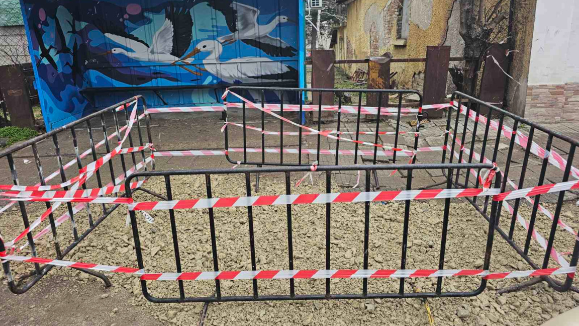 Обезопасиха разрушения тротоар...