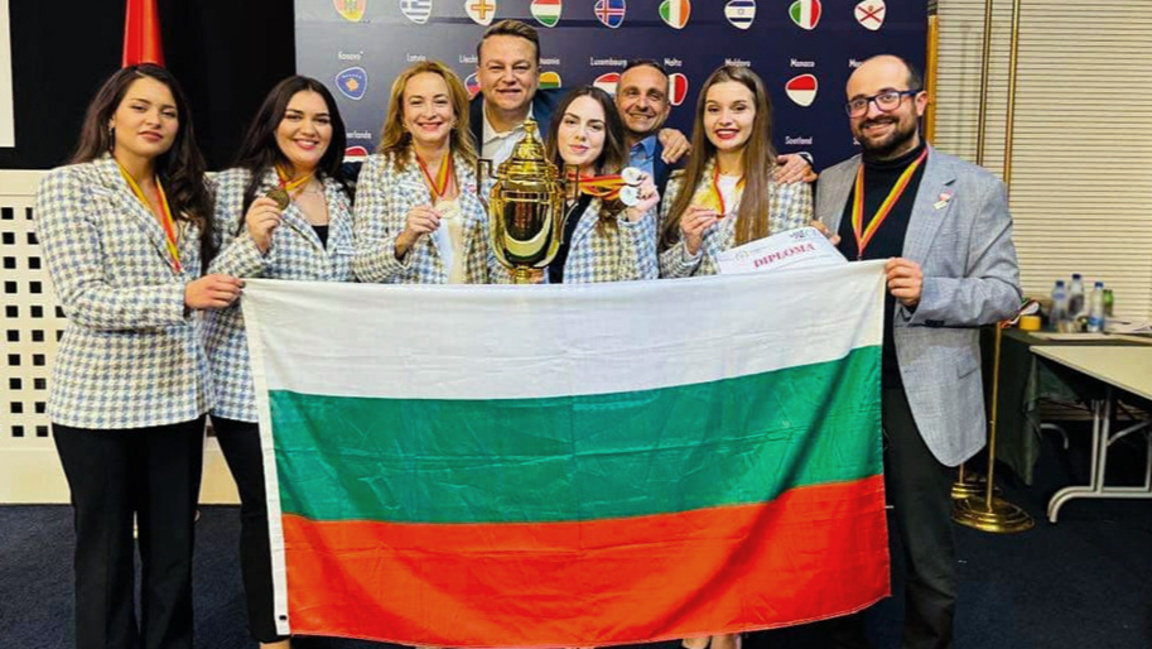 Женският национален отбор по шахмат с европейската титла на първенството в Будва