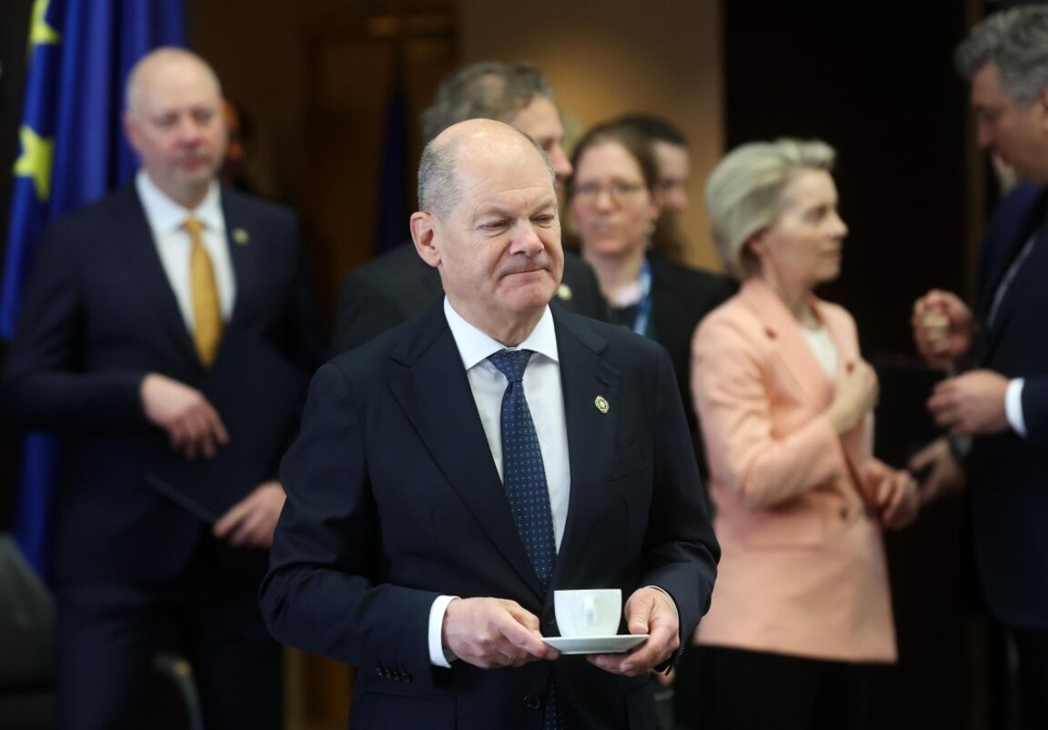 Германският канцлер Олаф Шолц на кръгла маса по време на неформалната среща на лидерите на ЕС за европейската отбрана в Palais d'Egmont в Брюксел, Белгия, 3 февруари 2025 г. На втори план -  българският премиер Росен Желязков и Урсула фон дер Лайен, председател на ЕК.