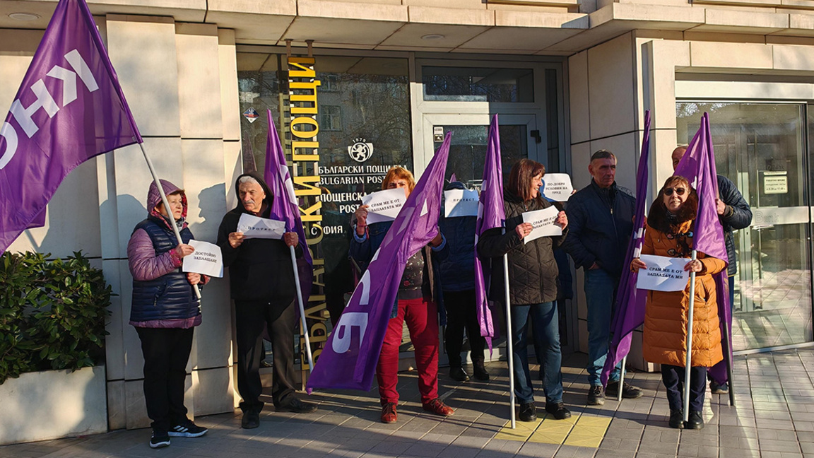 Los empleados de correos protestan por u...