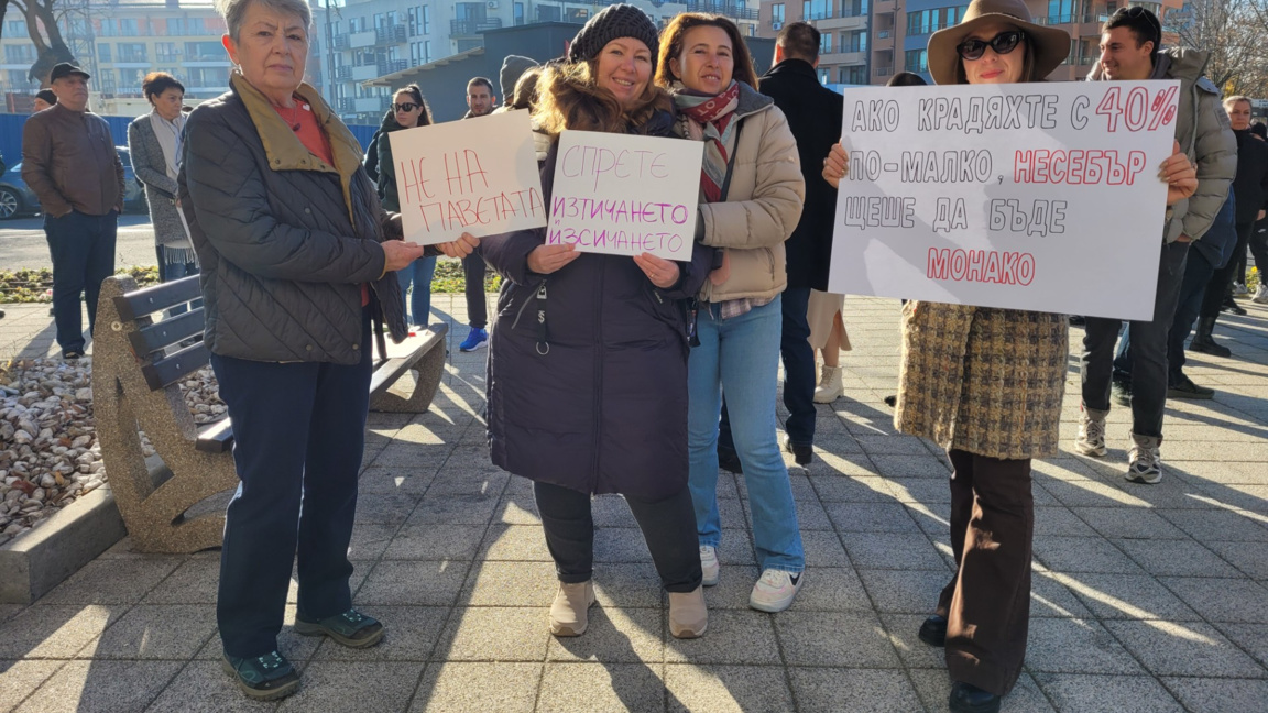 Около 500 души се събраха на протест пред сградата на общински съвет в Несебър