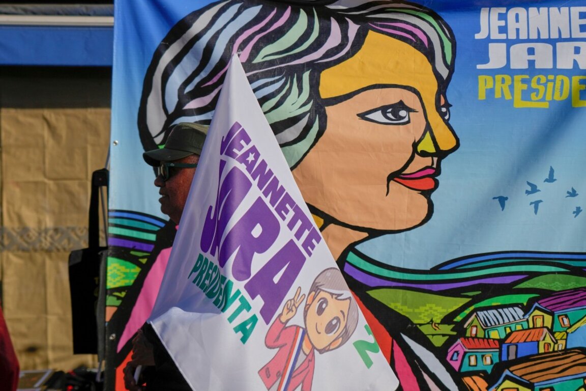 Привърженик на кандидатката за президент Янет Хара се отправя към събитие от кампанията ѝ, Валпараисо, Чили, 13 ноември 2025 г.