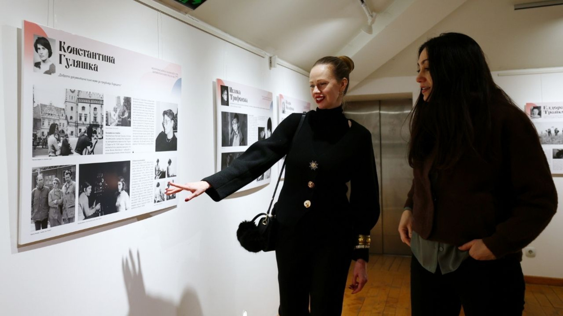 Catalogue and exhibition about female di...