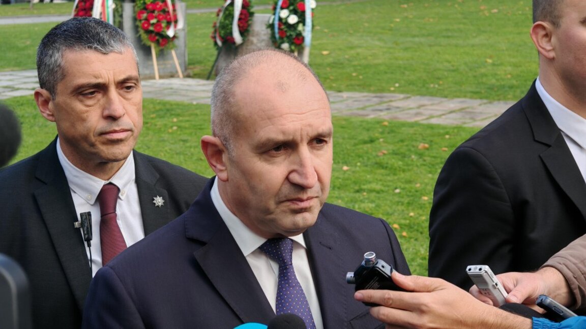 Президентът Румен Радев даде брифинг, след като участва в отбелязването на Празника на авиацията и българските ВВС -  16 октомври 2025 г.