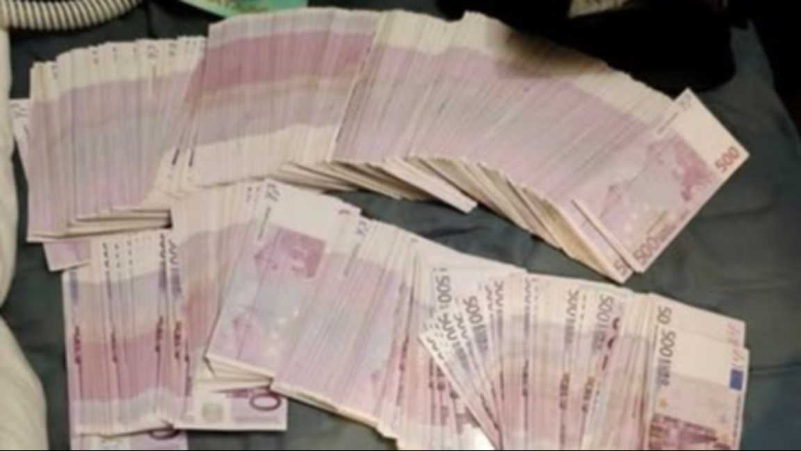 Задържаха близо 600 000 евро и 70 кг нар...