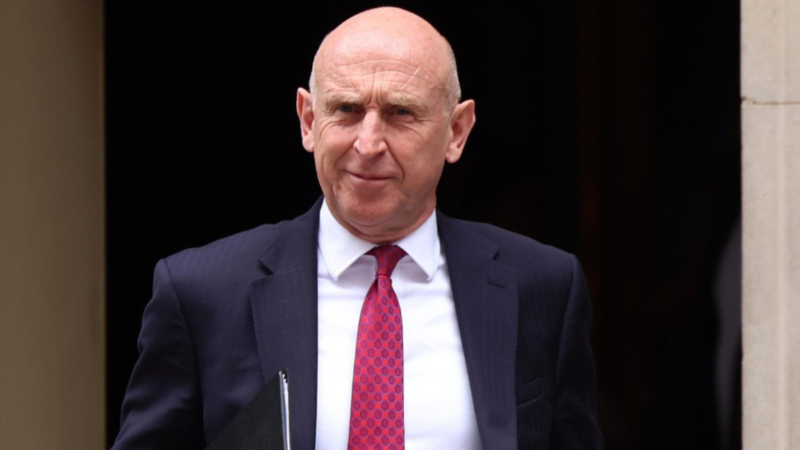 Министърът на отбраната на Великобритания Джон Хийли