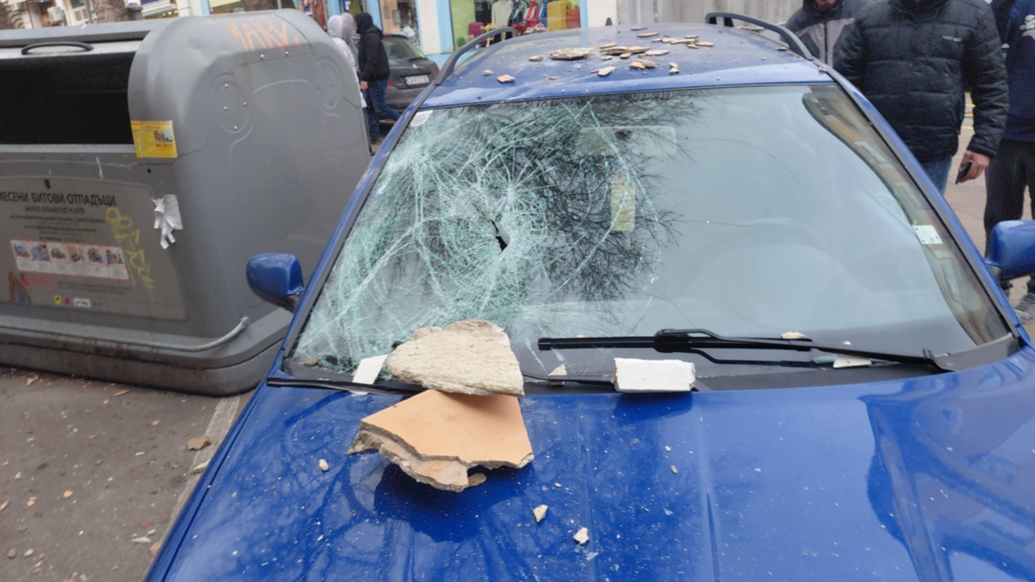 Парчета от фасадата на къща-паметник на културата паднаха върху кола във Варна