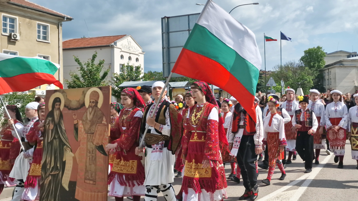 Свечане поворке прошле улицама бугарских...