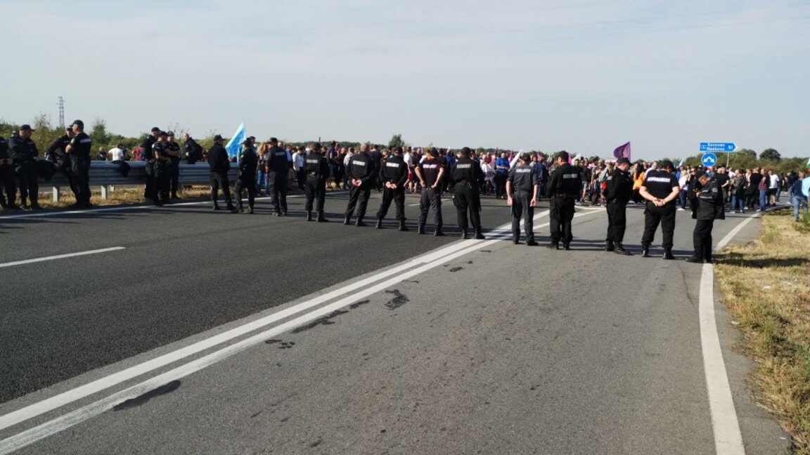 Близо денонощие блокада на АМ "Тракия" и Подбалканския път