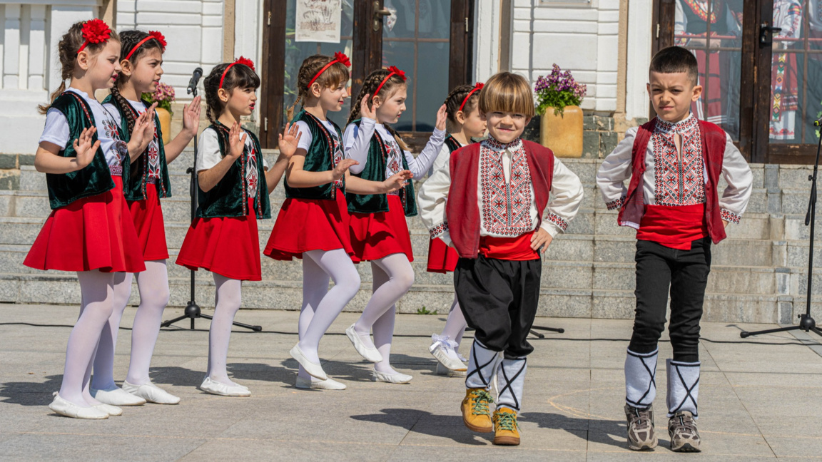 Царево посрещна Цветница с фолклорен кон...