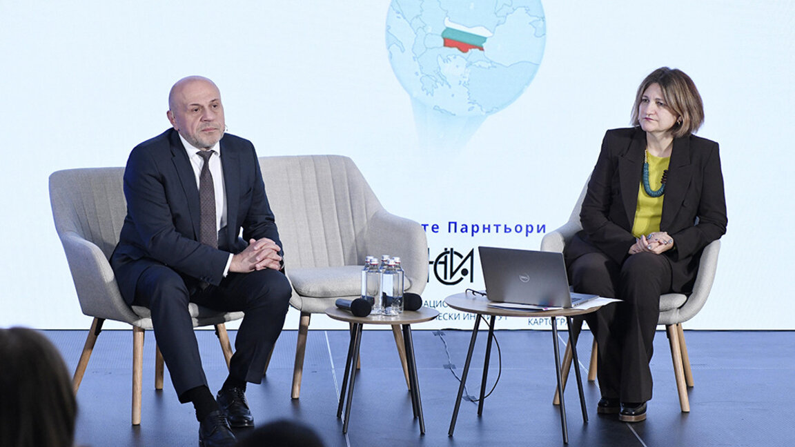 Ο Τομισλάφ Ντόντσεφ και η διευθύντρια της Υπηρεσίας επενδύσεων Μίλα Νένοβα,  κατά την παρουσίαση του χάρτη