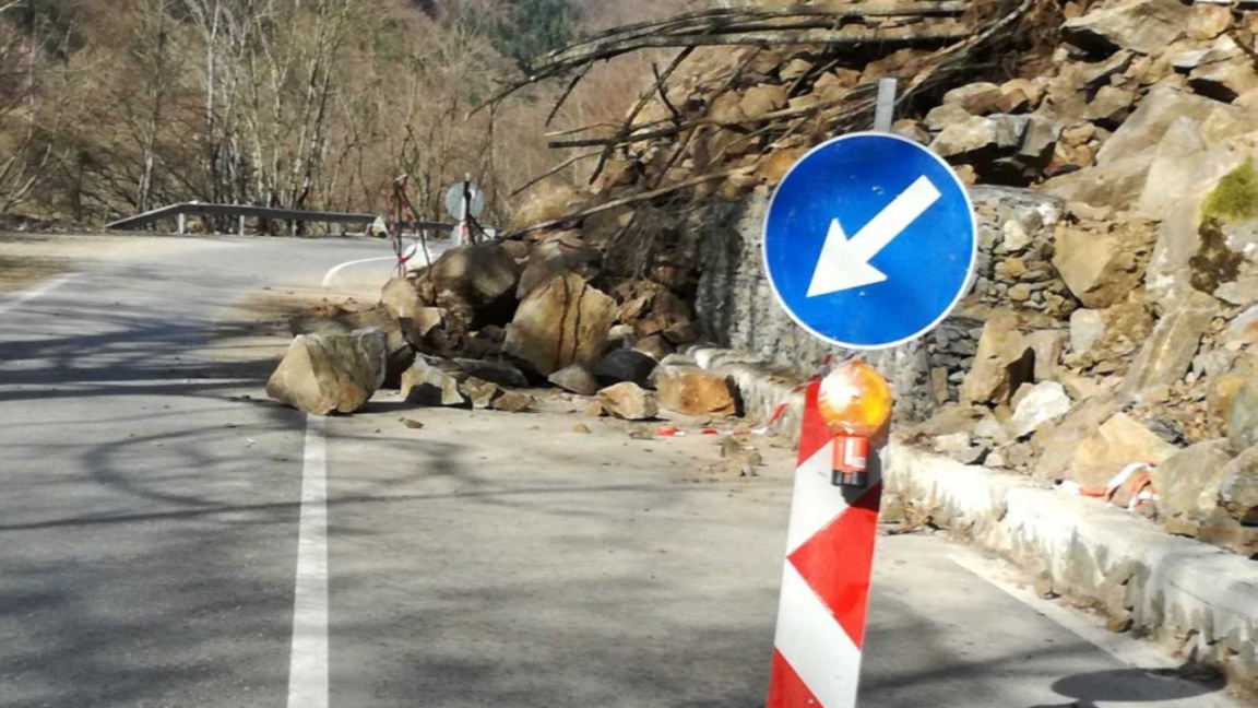 Вече година над с.Пастра по пътя Рила-Рилски манастир движението е ограничено поради срутище на скали върху платното, което се почиства.