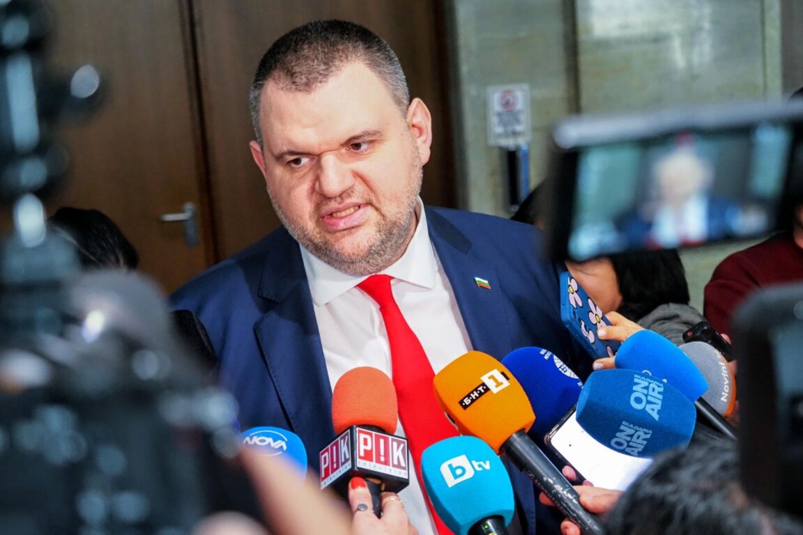 Делян Пеевски прави изявление в кулоарите на парламента -  29 април 2025 г.