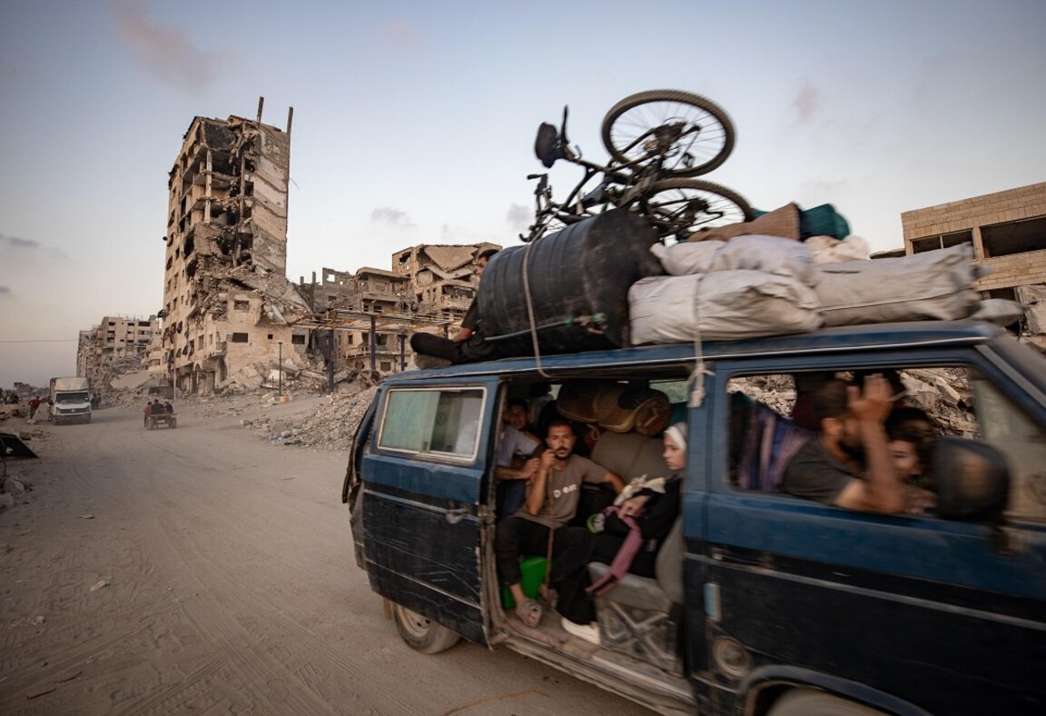 Вътрешно разселени палестинци бягат с вещите си към южната част на Ивицата Газа по пътя Ал-Рашид, западно от град Газа, 22 септември 2025 г.