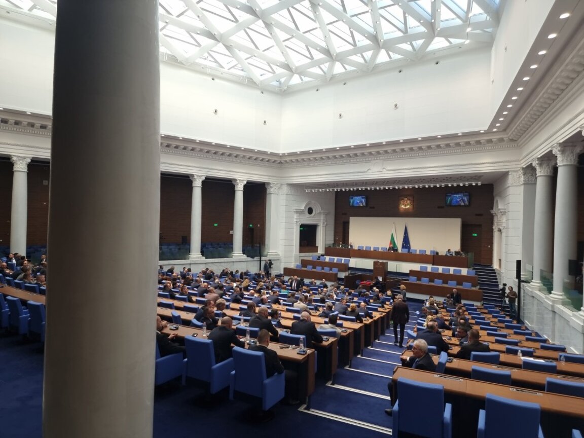 18 дни по-късно: Ще има ли избран от седмия път председател на НС?