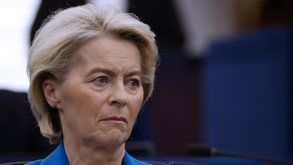 Председателят на ЕК Урсула фон дер Лайен слуша речи по време на пленарната сесия на Европейския парламент в Страсбург, Франция, 21 януари 2026 г.
