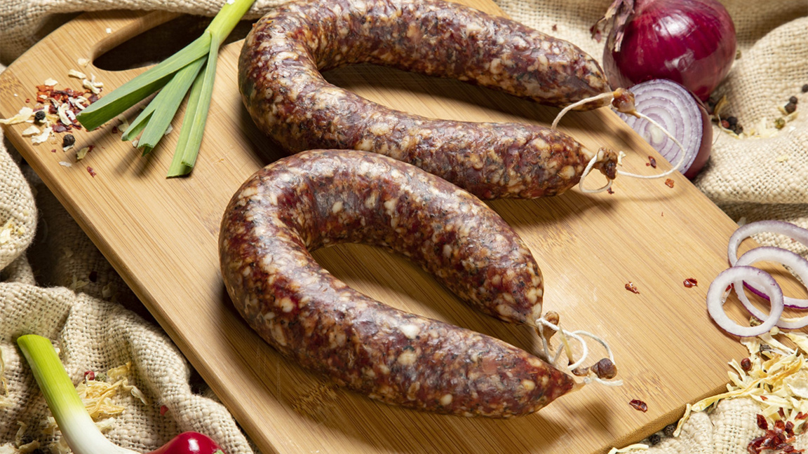 Soudjouk, amuse-gueules et chants du folklore à la kermesse de Batak