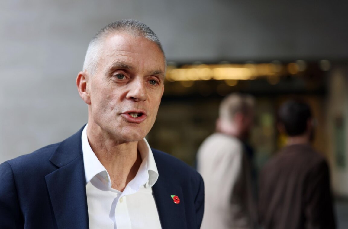 Напускащият генерален директор Тим Дейви говори пред централата на BBC в Лондон, Великобритания, 11 ноември 2025 г.