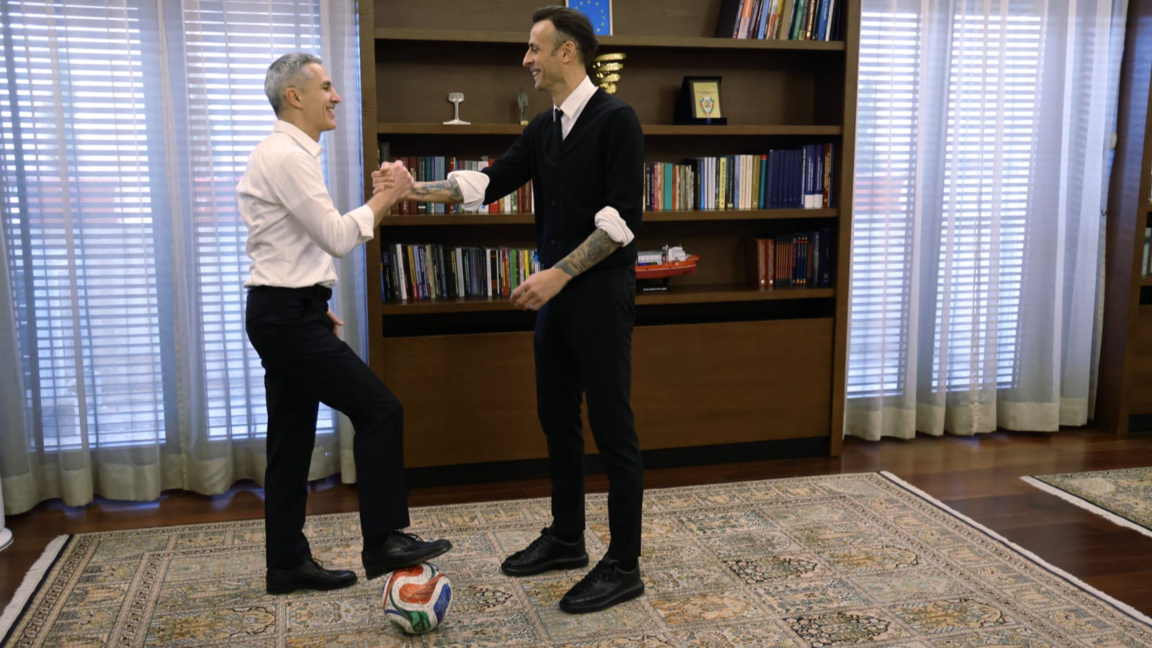 Андрей Гюров и Димитър Бербатов си стиснаха ръцете.