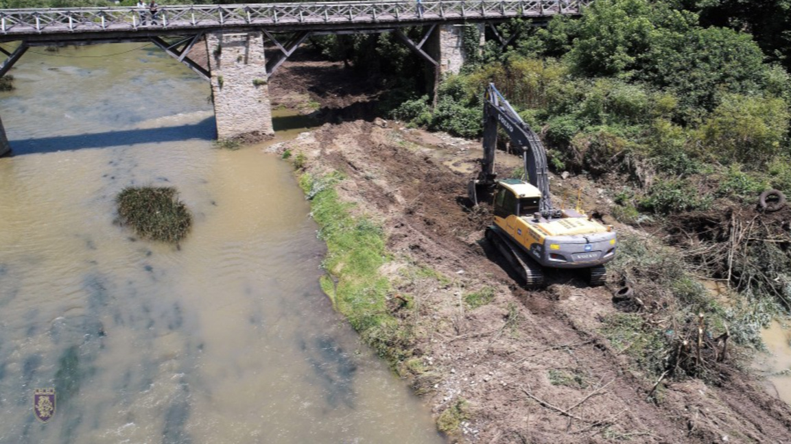 Аварийно почистване на коритото на река