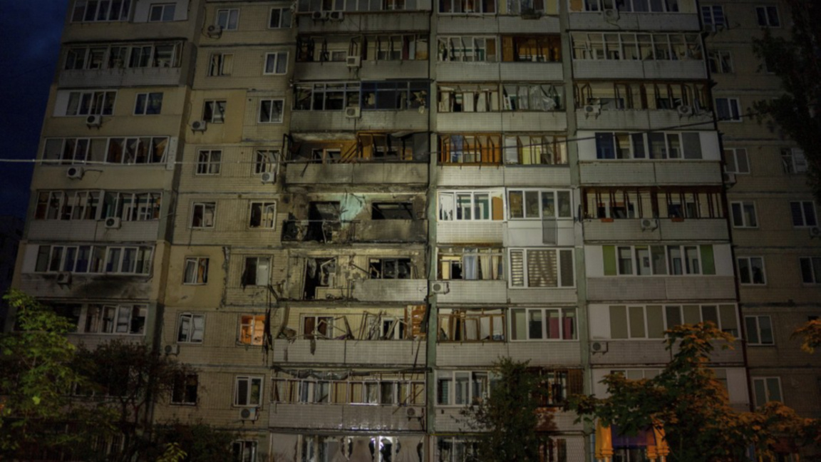 Щети на жилищна сграда след руска атака в Киев, 24 май 2025 г.